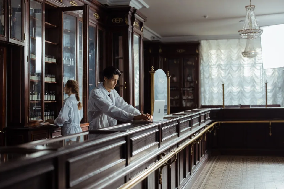 Bé sốt cao, quấy khóc — được tư vấn và dùng thuốc hạ sốt đúng liều — sau